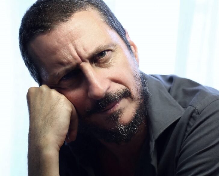 “Non hanno un amico”. Il podcast di Luca Bizzarri diventato spettacolo il 25 novembre al Teatro Marenco