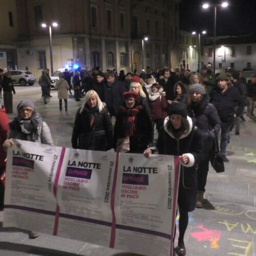 I messaggi scritti a terra coi gessetti, il corteo di notte: Alessandria dice “Basta” alla violenza sulle donne