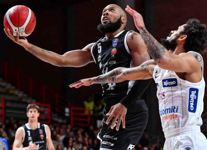 Bertram Derthona, vittoria d’autore: Trento battuta 83-80 all’overtime