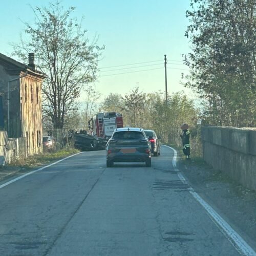 Incidente a Castellazzo Bormida: auto ribaltata. traffico di nuovo normale