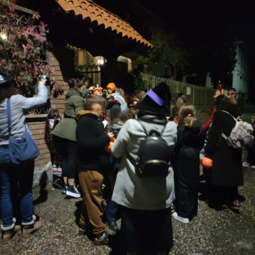 A Valmadonna Halloween lo prendono sul serio: tanti bimbi anche da Alessandria per fare “dolcetto o scherzetto”