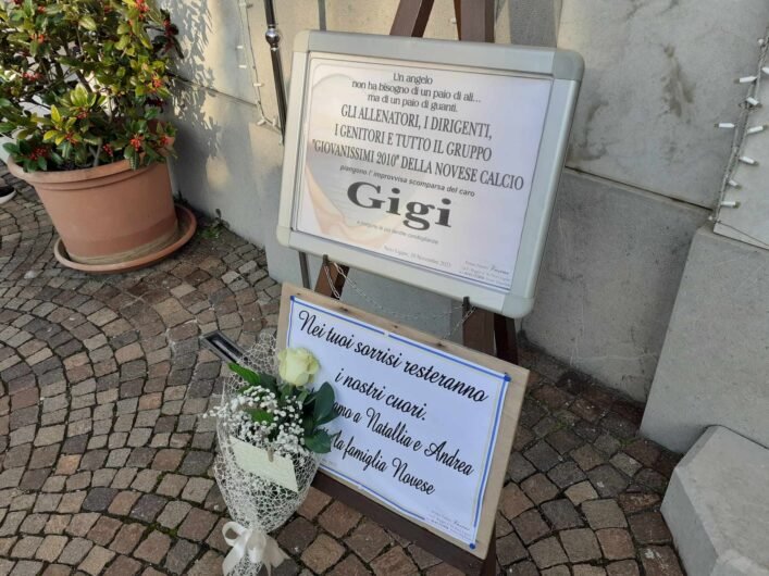 Rose bianche avvolte in un nastro azzurro per salutare Gigi, morto a 13 anni