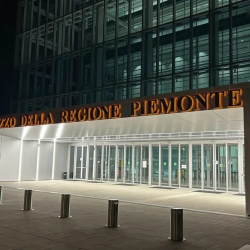Il Grattacielo della Regione Piemonte si illumina di arancione contro la violenza sulle donne