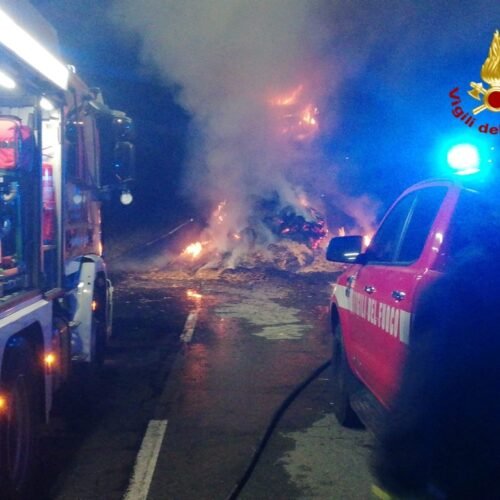 A fuoco un semirimorchio a Bistagno: nessun ferito ma la strada è chiusa