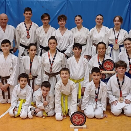 Karate: 11 medaglie per la Yudanshakai San Salvatore al Trofeo Valsesia