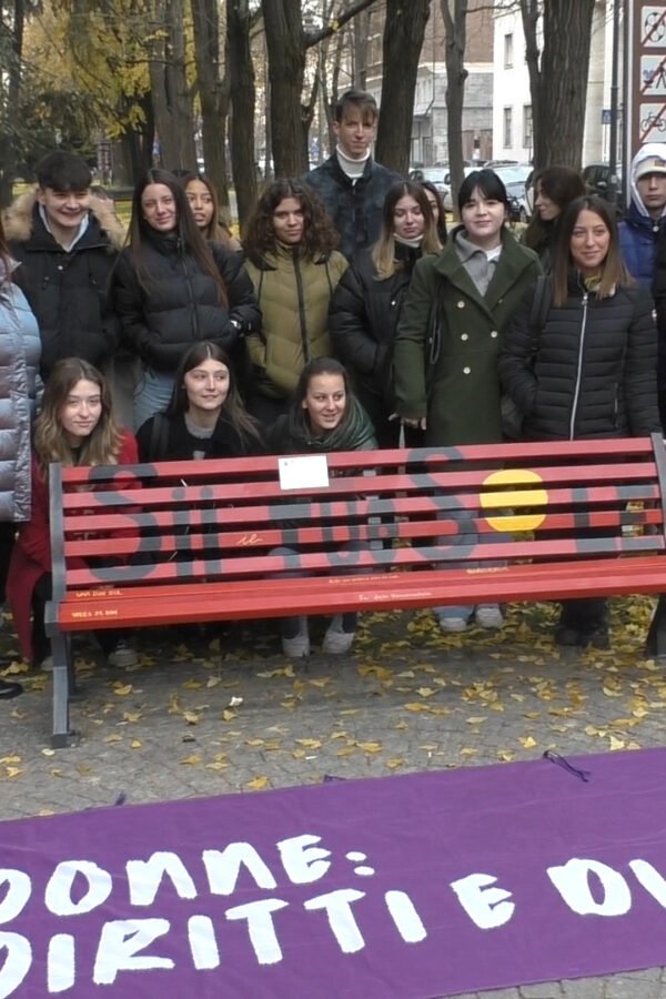 “Sii il tuo sole”: ad Alessandria un’altra panchina rossa contro i femminicidi e un minuto di rumore per Giulia