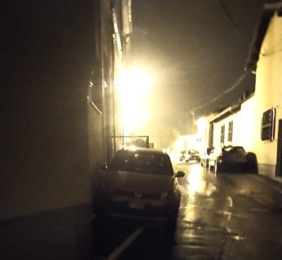 Tante auto in sosta vietata a Pecetto di Valenza nel fine settimana, sindaco: “Il parcheggio è a 200 metri”