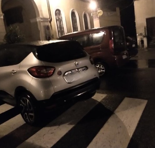 Tante auto in sosta vietata a Pecetto di Valenza nel fine settimana, sindaco: “Il parcheggio è a 200 metri”