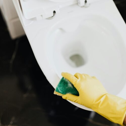 Lotta al calcare e sanitari brillanti: guida alla pulizia del bagno
