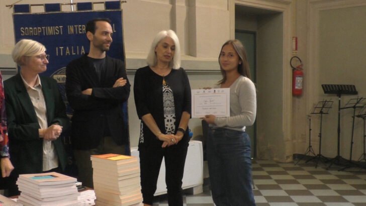 Al Liceo Eco premiate le vincitrici del Certamen dedicato alla professoressa Bruno: le foto dei partecipanti