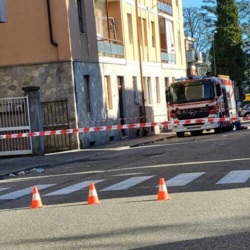 Persiana pericolante in via Trieste a Valenza: sul posto i Vigili del Fuoco