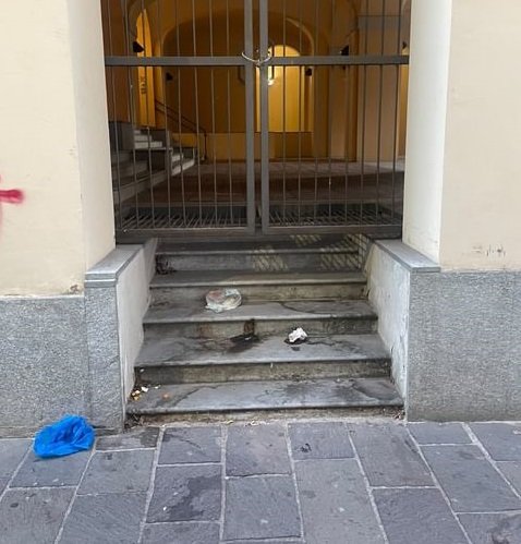 “Degrado vergognoso, puliamo noi ogni mattina”: l’amarezza di un alessandrino per la sporcizia in via Verona