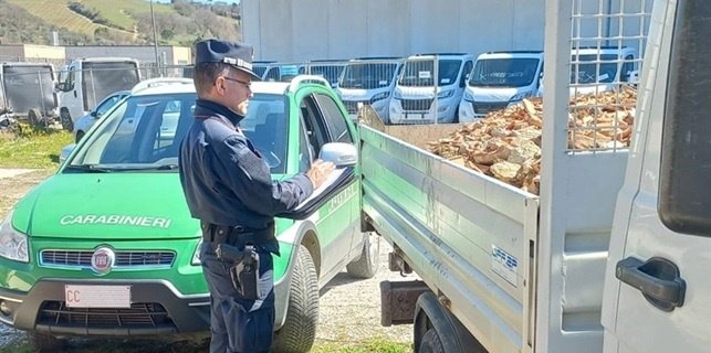 Trasportavano rifiuti senza permessi: oltre 3 mila euro di multa per due aziende