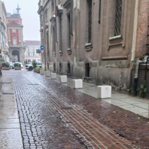 Dissuasori in cemento contro la sosta selvaggia in via Parma