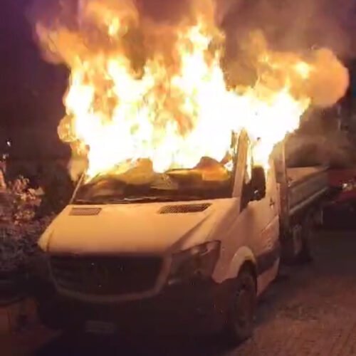 Il video del furgone in fiamme in piazza della Gambarina