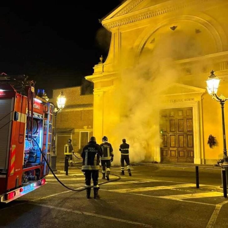 In fiamme il presepe davanti alla chiesa di Mandrogne