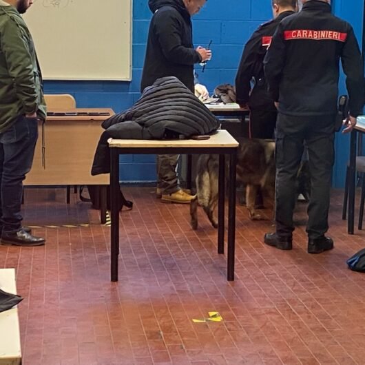 Controlli antidroga nelle classi a Novi. La collaborazione tra scuole e Carabinieri per “educare alla legalità”