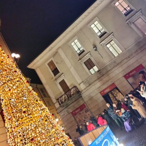 Ad Alessandria l’accensione ufficiale dell’Albero di Natale in piazza della Libertà