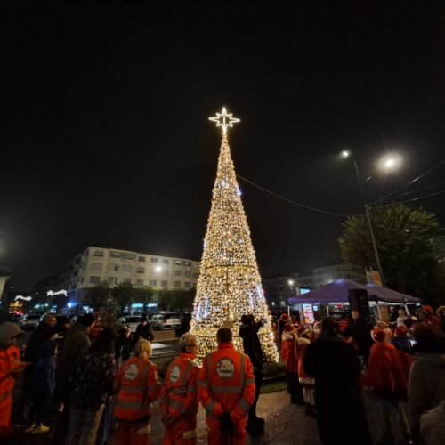 A Valenza acceso l’albero di Natale in piazza Gramsci