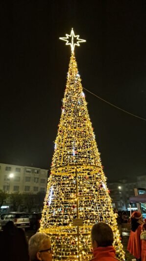 A Valenza acceso l’albero di Natale in piazza Gramsci