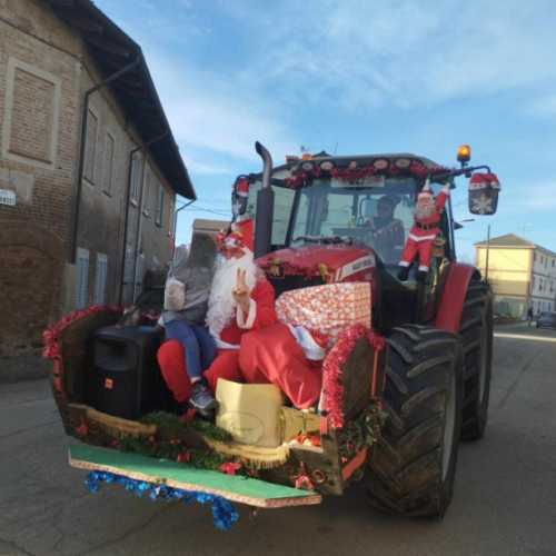 A Bergamasco l’arrivo di Babbo Natale sul trattore con i doni per i bambini