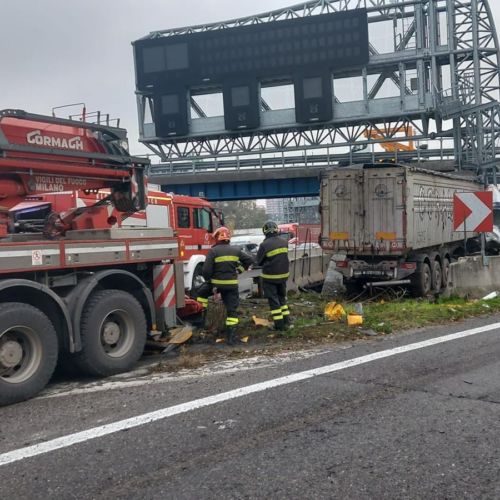 Incidente mortale sulla A4: camion contro furgone. L’intervento dei Vigili del Fuoco di Milano