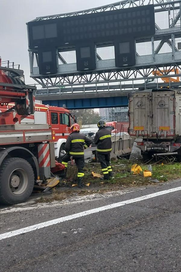 Incidente mortale sulla A4: camion contro furgone. L’intervento dei Vigili del Fuoco di Milano