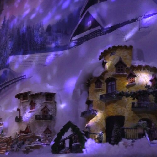 Anche la neve nella magica casa di Maria Grazia e Domenico, da 50 anni luogo di presepi e sorrisi