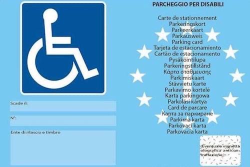 A Valenza parcheggia gratis con un pass falso intestato a una conoscente già deceduta: denunciata