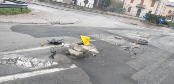 Auto travolge panettone in cemento a Silvano d’Orba