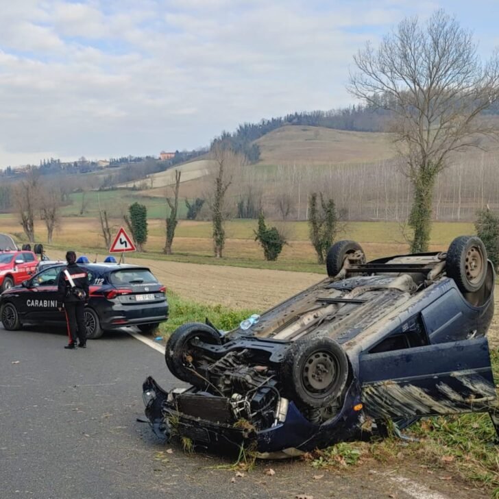 Auto si ribalta lungo la provinciale a Rosignano. Lievi ferite per il conducente