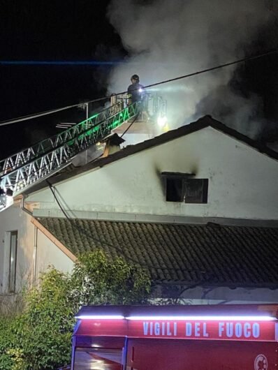 Incendio di un tetto in via della Chiatta ad Alessandria: prosegue l’intervento dei Vigili del Fuoco