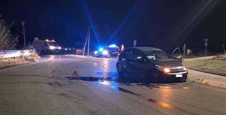 Incidente alla rotonda di via Raggio a Novi: auto esce di strada. Sul posto il 118 e i Carabinieri