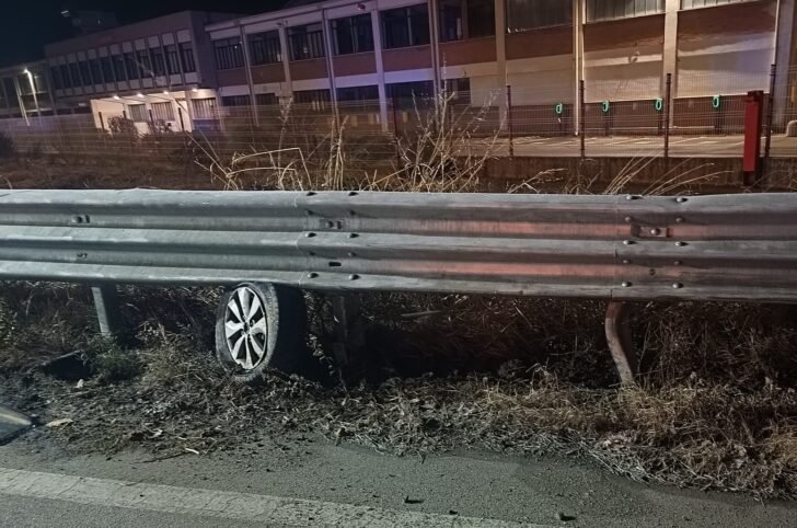 Incidente alla rotonda di via Raggio a Novi: auto esce di strada. Sul posto il 118 e i Carabinieri