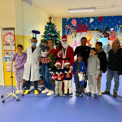 Ospedale Infantile, un cittadino si veste da Babbo Natale e porta doni: “Grazie a chi ha curato i miei figli”