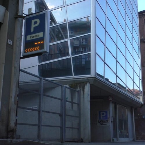 Sbarre del parcheggio di via Parma bloccate: intervengono i Vigili del Fuoco