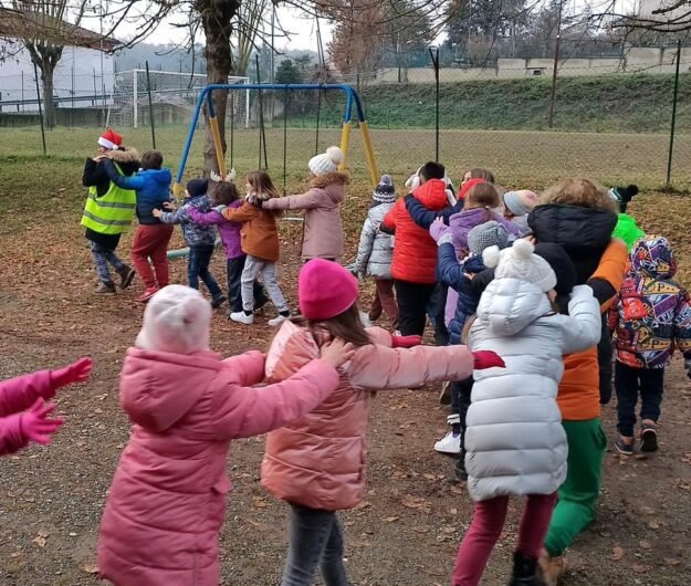 A Valmadonna i bimbi addobbano l’Albero di Natale al campo sportivo di nuovo aperto