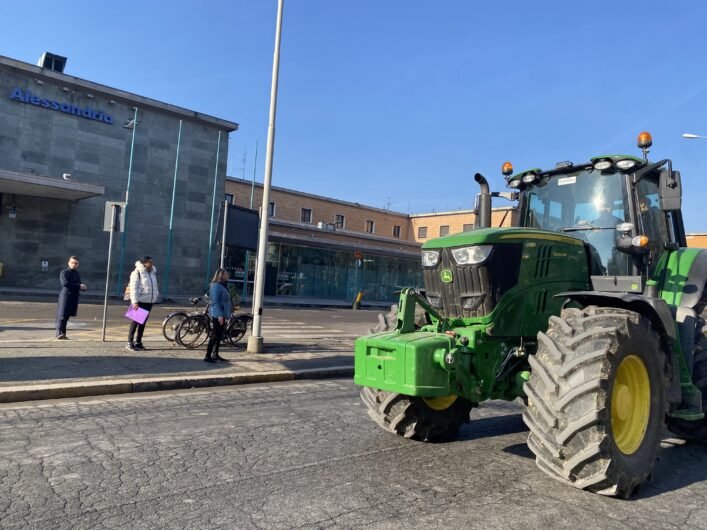 Protesta agricoltori: partito il corteo di trattori. Problemi per il traffico in tutta la città