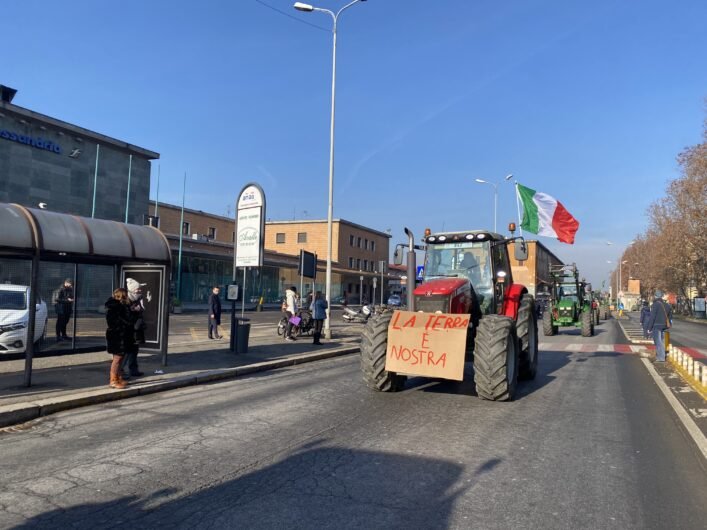 Protesta agricoltori: partito il corteo di trattori. Problemi per il traffico in tutta la città