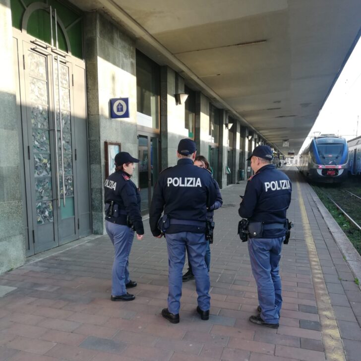 Importuna una ragazza, insulta e minaccia capotreno e poliziotti poi provoca ritardo del treno: arrestato