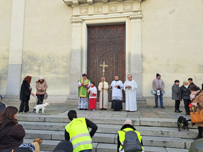 A Valenza si ripete la tradizione degli animali benedetti davanti al Duomo