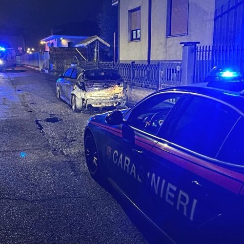 Auto in fiamme nella notte a Pontecurone: l’intervento dei Carabinieri e dei Vigili del Fuoco