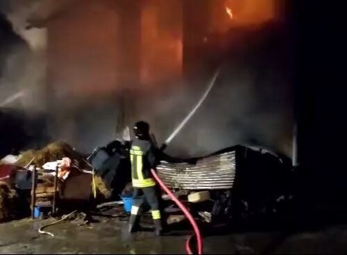 Incendio di una cascina a Sezzadio: sul posto i Vigili del Fuoco