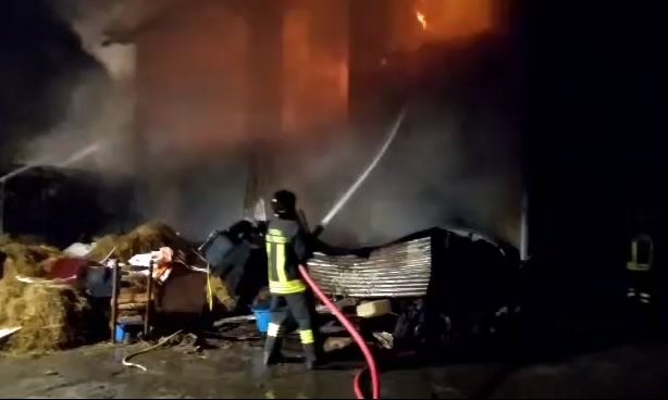 Incendio di una cascina a Sezzadio: sul posto i Vigili del Fuoco