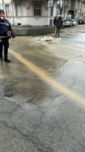 Disagi a Valenza per una grossa perdita d’acqua tra via San Salvatore e Viale Dante