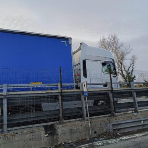 Camion perde il carico sulla A7 vicino a Serravalle: traffico di nuovo regolare