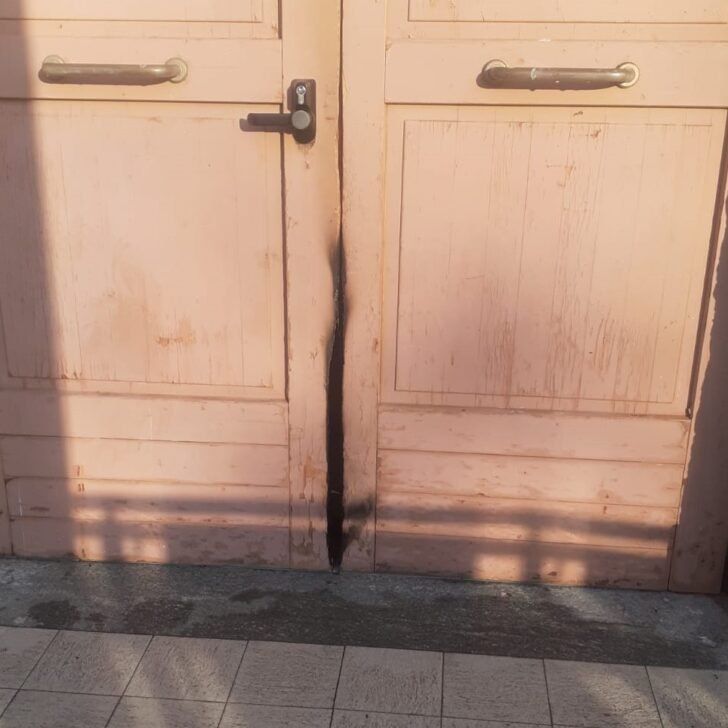 Danneggiata la porta della scuola di Mandrogne, Fratelli d’Italia: “Nei sobborghi totale mancanza di sicurezza”
