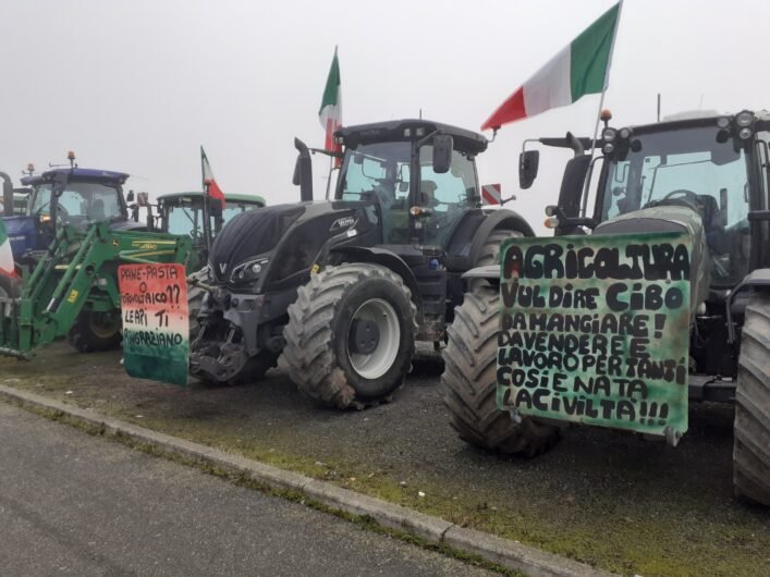 Ad Alessandria il presidio coi trattori degli Agricoltori Autonomi: “Senza di noi niente cibo né futuro”