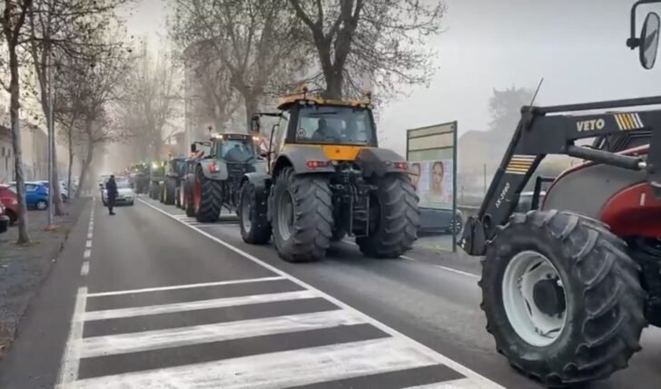 Voghera: il “popolo dei trattori” in corteo contro le politiche agricole europee (FOTO)
