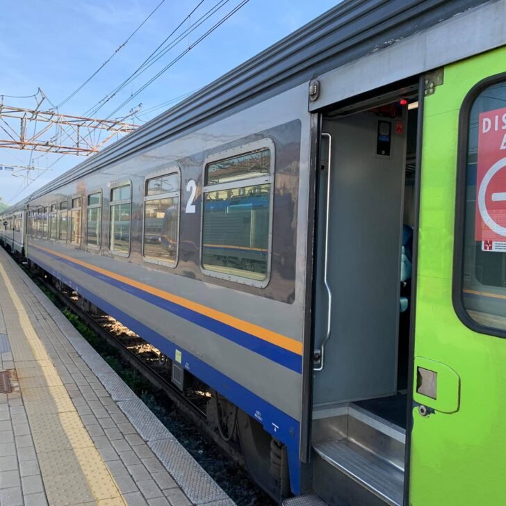 Treni in ritardo e convogli soppressi. Anche nel 2023 “un calvario” viaggiare sulla Milano-Mortara-Alessandria